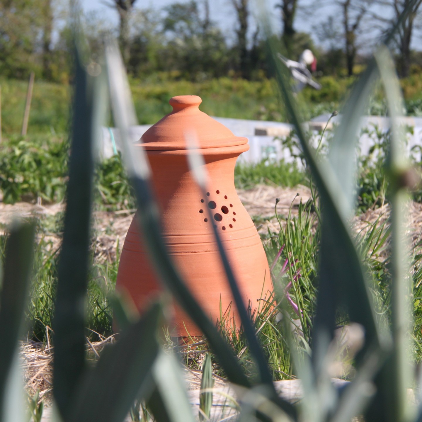 Composteur de Jardin en Poterie – Écologique, Élégant et Pratique pour Votre Potager