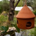 Mangeoire artisanale pour oiseaux en poterie