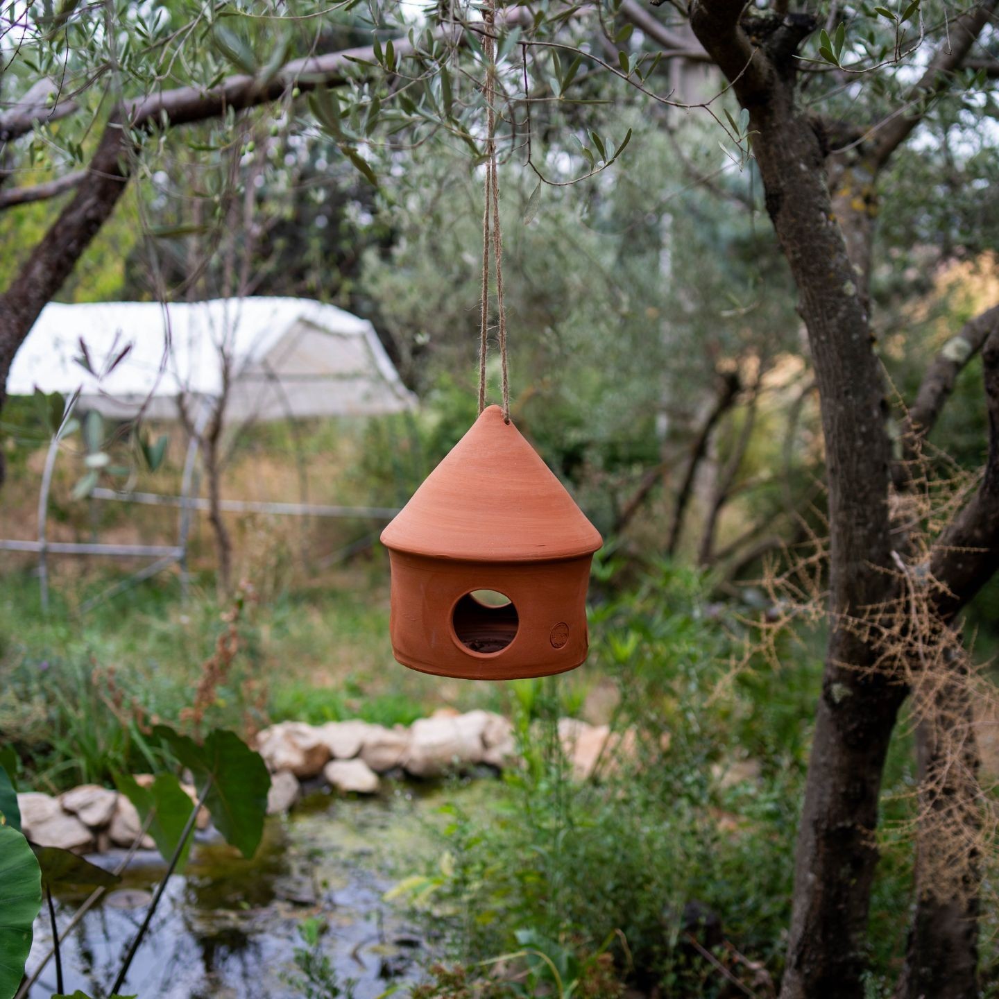 Mangeoire artisanale pour oiseaux en poterie